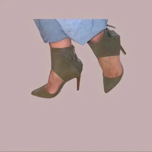 Suede high heels in gray. These are cute AF!!